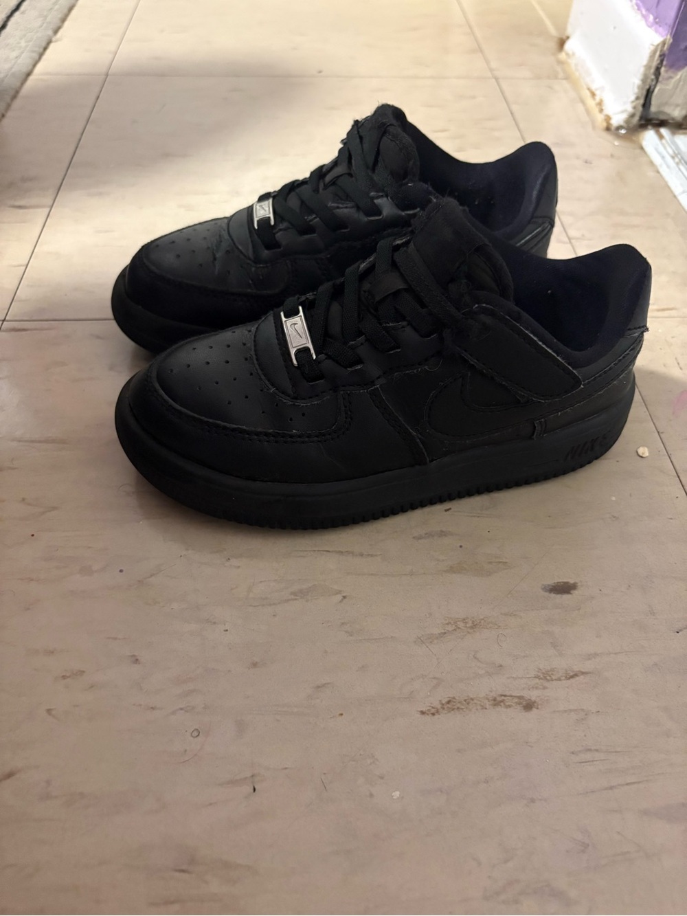 Nike Black Low-Top Kids Sneakers with Silver Lace Tags - Picture 2 of 3